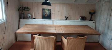 Grote landelijke houten eettafel beschikbaar voor biedingen