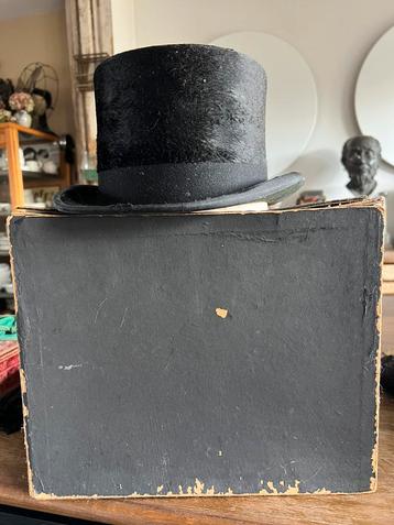 ANTIEKE HERENHOED INCL DOOS beschikbaar voor biedingen