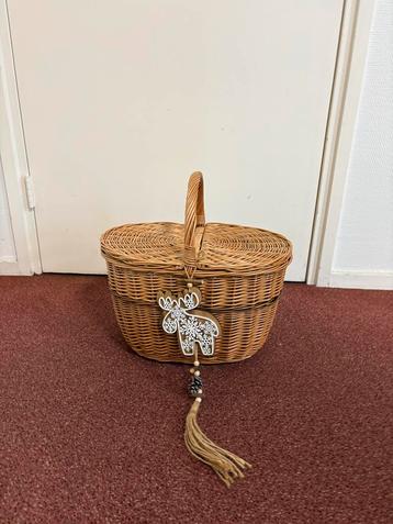 Rieten Mand met Decoratie beschikbaar voor biedingen
