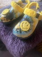 Smiley Crocs - Maat 41/42, Kleding | Dames, Schoenen, Ophalen of Verzenden, Zo goed als nieuw, Geel, Slippers
