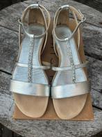 Prachtige zilveren, leren sandalen van UNISA, maat 40 ZGAN, Kleding | Dames, Schoenen, Zo goed als nieuw, Unisa, Sandalen of Muiltjes