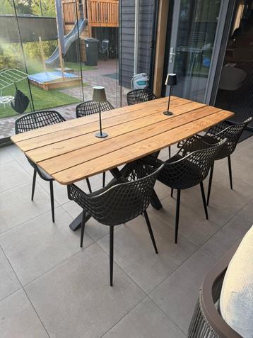 Eettafel en en 6 stoelen beschikbaar voor biedingen