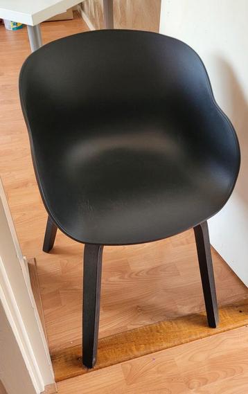 Zwarte kuipstoel beschikbaar voor biedingen