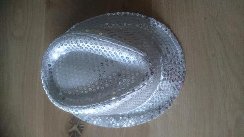 Glitter hoedje Zilver Carnaval Toppers Feestje pailletjes, Hobby en Vrije tijd, Feestartikelen, Zo goed als nieuw, Hoed of Pruik