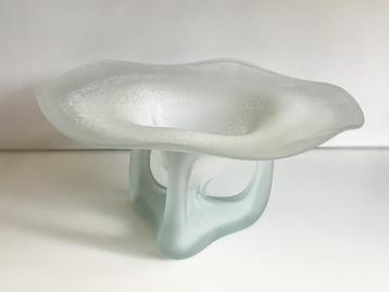 Vintage schaal gesatineerd glas beschikbaar voor biedingen