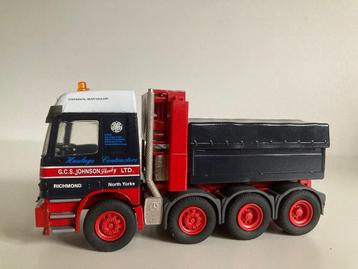 Nieuw schaalmodel Mercedes Actros 8x4 zw. transport trekker beschikbaar voor biedingen