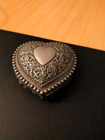 Hartvormig sieradendoosje beschikbaar voor biedingen