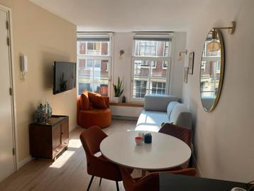 Drie stoelen eettafel oranje en roze beschikbaar voor biedingen