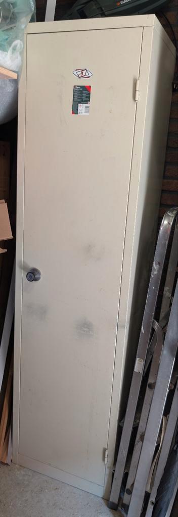 Metalen Kledingkast met Planken en Hanggedeelte beschikbaar voor biedingen