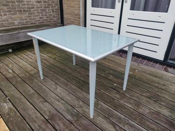 GRATIS Glazen tuintafel  beschikbaar voor biedingen