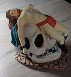Pin-up beeldje op schedel - Rockabilly/Gothic Decoratie, Antiek en Kunst, Ophalen of Verzenden