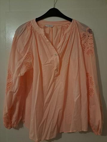 Mooie zalmkleurige blouse met broderie (44/46/XXL) beschikbaar voor biedingen