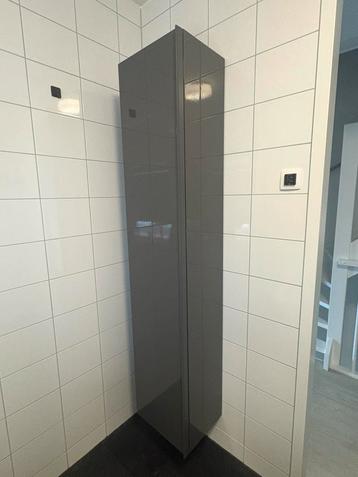 Grijze hoge badkamerkast IKEA beschikbaar voor biedingen