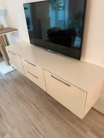 Witte hoogglans zwevende hangkast