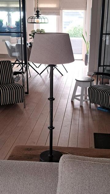 1 of 2 tafellampen aangeboden. beschikbaar voor biedingen