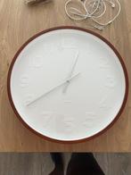 Grote (>50 cm) witte wandklok Karlsson met houten rand, Huis en Inrichting, Woonaccessoires | Klokken, Ophalen of Verzenden, Zo goed als nieuw