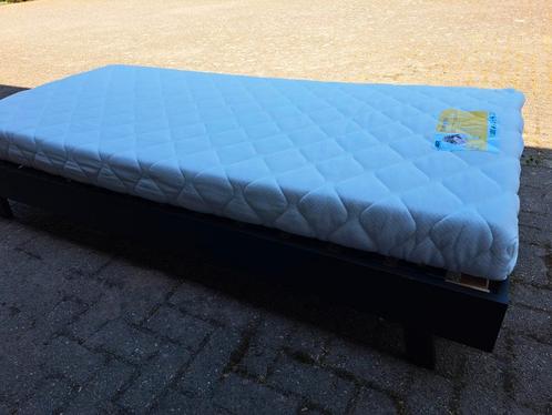 Zwart Comming 1-persoonsbed met matras en lattenbodem, Huis en Inrichting, Slaapkamer | Bedden, Zo goed als nieuw, Eenpersoons
