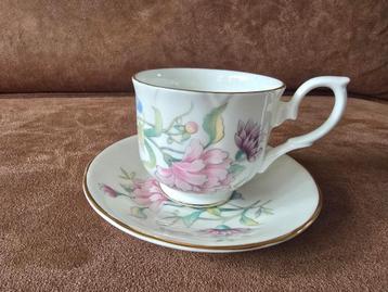 1 Duchess kop en schotel met bloemmotief en gouden rand beschikbaar voor biedingen