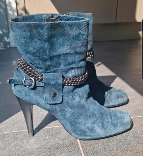 Stoere enkellaarsjes met schakelketting blauw suède maat 41, Kleding | Dames, Schoenen, Zo goed als nieuw, Lage of Enkellaarzen