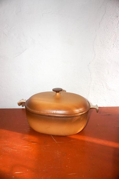 vintage le creuset bruine stofoven * la mama 29 * enzo mari, Huis en Inrichting, Keuken | Potten en Pannen, Gebruikt, Gietijzer