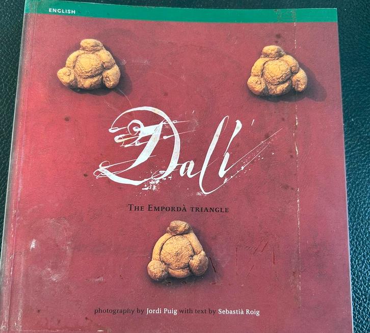 ENGLISH DALI THE EMPORDA TRIANGLE, Boeken, Overige Boeken, Zo goed als nieuw, Ophalen of Verzenden