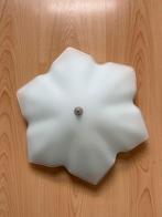 Witte glazen plafondlamp bloemvormig, Ophalen, Zo goed als nieuw, Glas