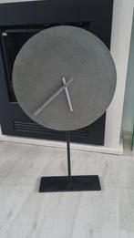Schitterende Klok Op Voet! Grijs/Zwart! Van 58 voor 25 euro!, Huis en Inrichting, Ophalen of Verzenden, Nieuw