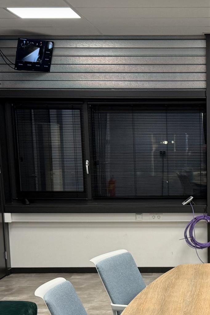 8 Houten jaloezieën 25mm zwart 110cm hoog, Huis en Inrichting, Stoffering | Gordijnen en Lamellen, Zo goed als nieuw, 100 tot 150 cm