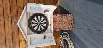 Dartbord met pijlen beschikbaar voor biedingen