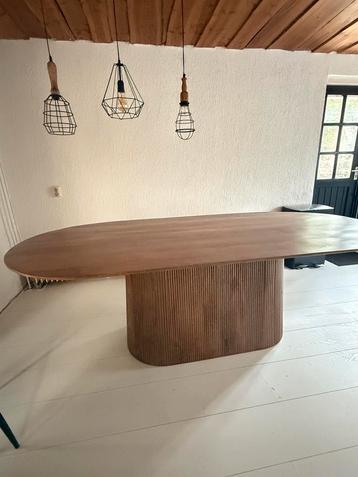 Ovale walnoot hout eettafel 230 x 110 cm nieuwstaat beschikbaar voor biedingen