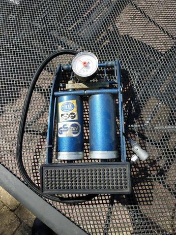  Hella voetpomp met dubbele pompcilinders en drukmeter. beschikbaar voor biedingen