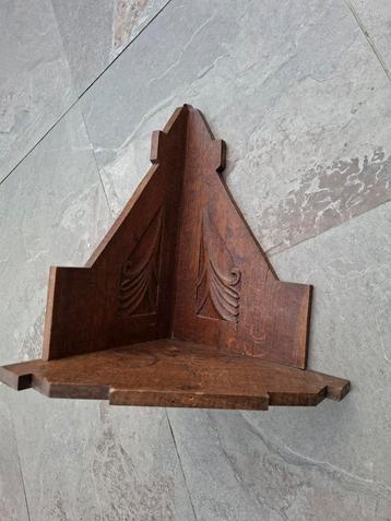 Houten hoek wandplank met Snijwerk beschikbaar voor biedingen