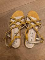 Lina locchi sandalen geel oker met studs maat 37 zgan, Ophalen of Verzenden, Zo goed als nieuw, Geel, Sandalen of Muiltjes