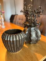 Bloempot en vaas met takjes / bruin, Huis en Inrichting, Ophalen, Overige kleuren, Aardewerk of Porselein, Zo goed als nieuw