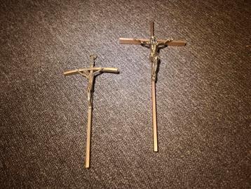 Twee Vintage koper Kruisbeelden beschikbaar voor biedingen
