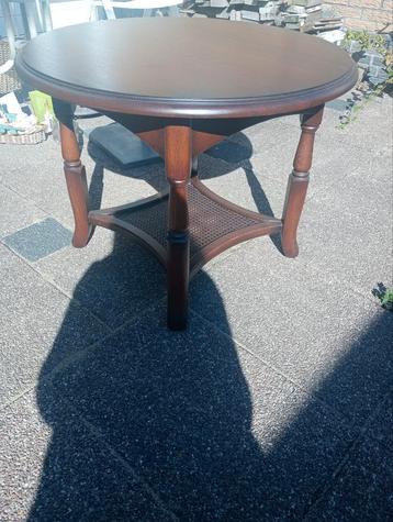 Vintage tafeltje met mooie poten beschikbaar voor biedingen