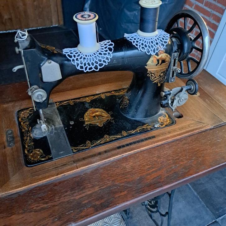 Antieke Singer Naaimachine met Tafel, Antiek en Kunst, Antiek | Naaimachines, Ophalen