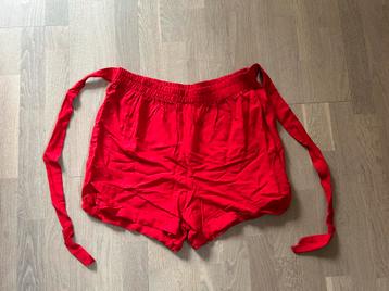 Rood broekje beschikbaar voor biedingen