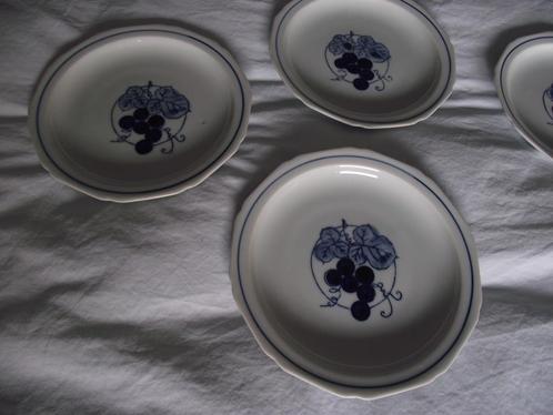 4 wit porselein bordje blauw druifjes 16 cm Japan ook p stuk, Antiek en Kunst, Antiek | Servies los, Ophalen of Verzenden