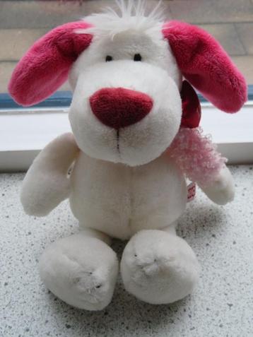 Hond merk Nici met roze oren en licht roze sjaal rood hart beschikbaar voor biedingen