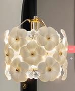 Nieuwe kroonluchter van transparant en witte bloemen, Huis en Inrichting, Lampen | Kroonluchters, Ophalen of Verzenden, Nieuw