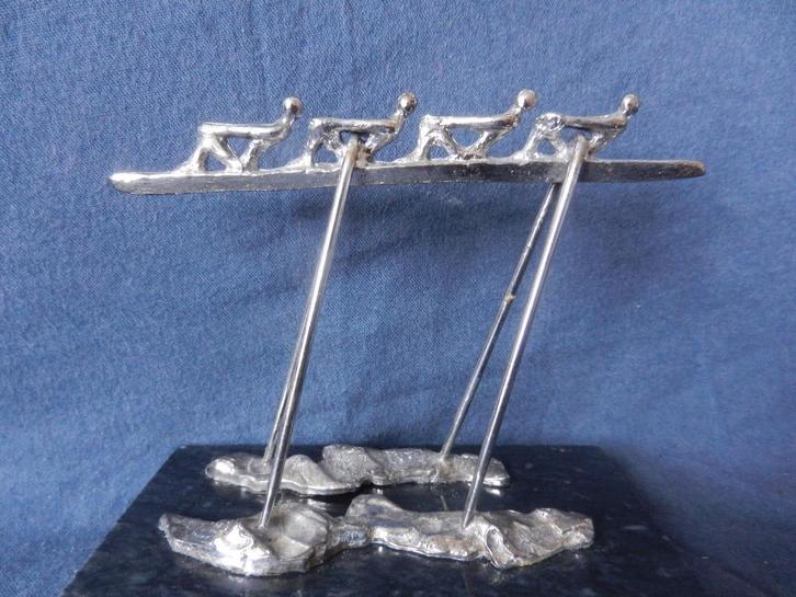 Sculptuur Vier roeiers zilverkleurig metaal op sokkel h. 9,9, Antiek en Kunst, Kunst | Beelden en Houtsnijwerken, Ophalen of Verzenden