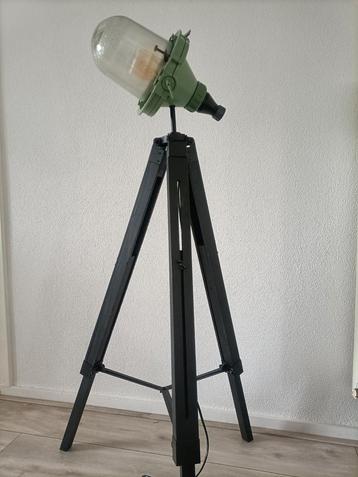 Vintage groene Sovjet bunkerlamp op statief (Sovjet-Unie). beschikbaar voor biedingen