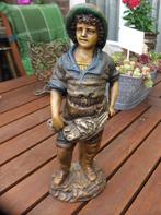 brocant beeld aardewerk jongenman met vis, Antiek en Kunst, Ophalen of Verzenden