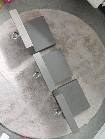Set van 3 leuke stevige taupe wandplanken met haak beschikbaar voor biedingen