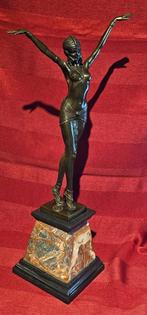 Art Deco gesigneerd bronzen beeld op verhoogde marmeren voet, Antiek en Kunst, Ophalen