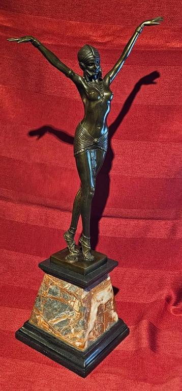 Art Deco gesigneerd bronzen beeld op verhoogde marmeren voet beschikbaar voor biedingen