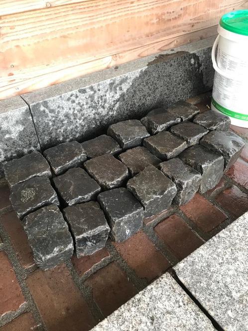 Supermooie kleine antieke afgesleten basalt keitjes +/-11x9, Tuin en Terras, Tegels en Klinkers, Gebruikt, Klinkers, Natuursteen