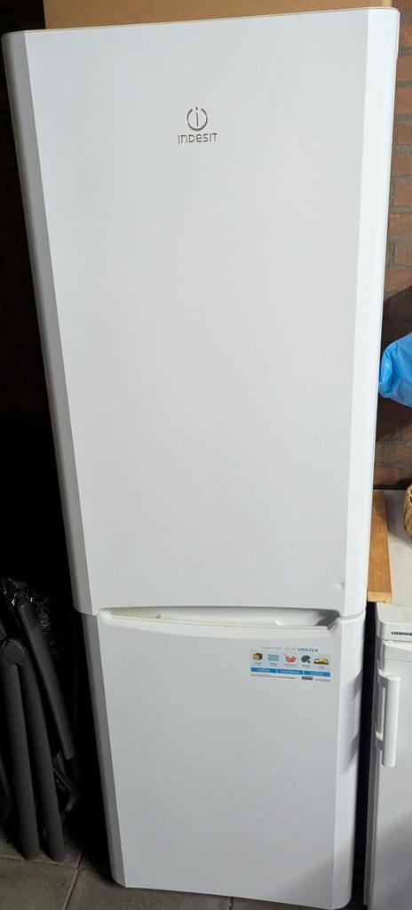 Indesit Koelvriescombinatie BIAA 13P, Witgoed en Apparatuur, Koelkasten en IJskasten, Gebruikt, Met vriesvak, 200 liter of meer