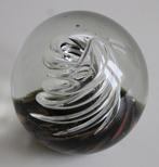 Glazen bol, presse papier met spiraal-vormig figuur, Ophalen of Verzenden